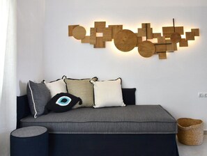 Departamento Deluxe, 1 habitación, vista a la ciudad, planta baja (Euphoria) | Sala de estar | Smart TV de 32 pulgadas con canales por cable y televisión 