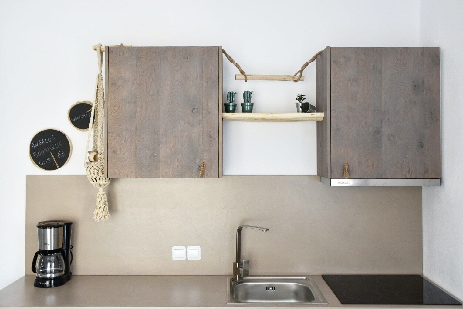 Apartamento luxo, 1 quarto, vista parcial para o mar (Joy) | Cozinha privada | Geladeira grande, máquina de café expresso, cafeteira/chaleira