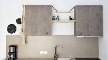 Apartamento luxo, 1 quarto, vista parcial para o mar (Joy) | Cozinha privada | Geladeira grande, máquina de café expresso, cafeteira/chaleira