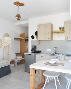 Departamento Deluxe, 1 habitación, vista parcial al mar (Delight) | Cocina privada | Refrigerador con congelador, cafetera de espresso y cafetera y tetera 