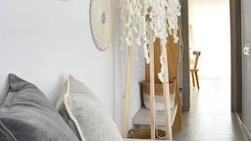 Appartement Deluxe, 1 chambre, vue partielle sur la mer (Delight) | Salle de séjour | TV connectée de 32 pouces avec chaßnes par cùble, télévision