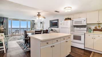 Condo, 2 quartos | Cozinha privada | Geladeira, micro-ondas, fogão, lava-louças