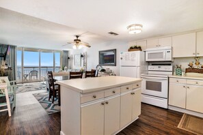 Condo, 2 habitaciones | Cocina privada | Refrigerador, microondas, horno y lavavajillas