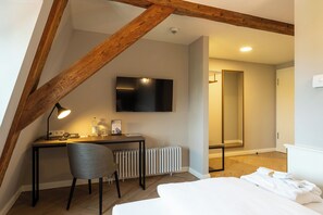 Deluxe Single Room | Hypo-allergenic bedding, desk, blackout curtains, iron/ironing board - Hotel Schloss Lautrach (Lautrach)