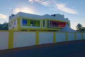 Mặt tiền nơi lưu trú - ban đêm