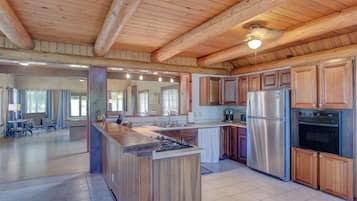 House, 2 Bedrooms | Private kitchen | Fridge, microwave, oven, coffee/tea maker