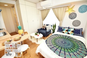 1 habitación, escritorio, tabla de planchar con plancha y ropa de cama 