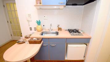 Fridge, microwave, stovetop, cookware/dishes/utensils