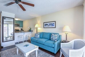 Appartement, 1 slaapkamer | Woonkamer | Een 30-inch smart-tv met kabelzenders en televisie