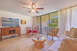 Condo, 1 Bedroom | Living area