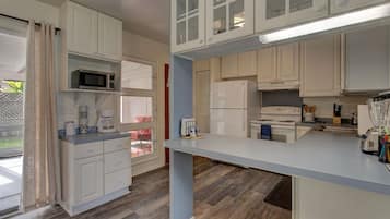 House, 3 Bedrooms | Private kitchen | Fridge, oven, coffee/tea maker, toaster