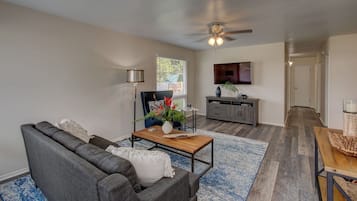 House, 3 Bedrooms | Living room | Smart TV