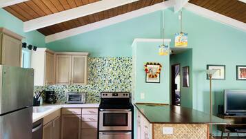 House, 2 Bedrooms | Private kitchen | Fridge, microwave, oven, coffee/tea maker