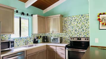 House, 2 Bedrooms | Private kitchen | Fridge, microwave, oven, coffee/tea maker