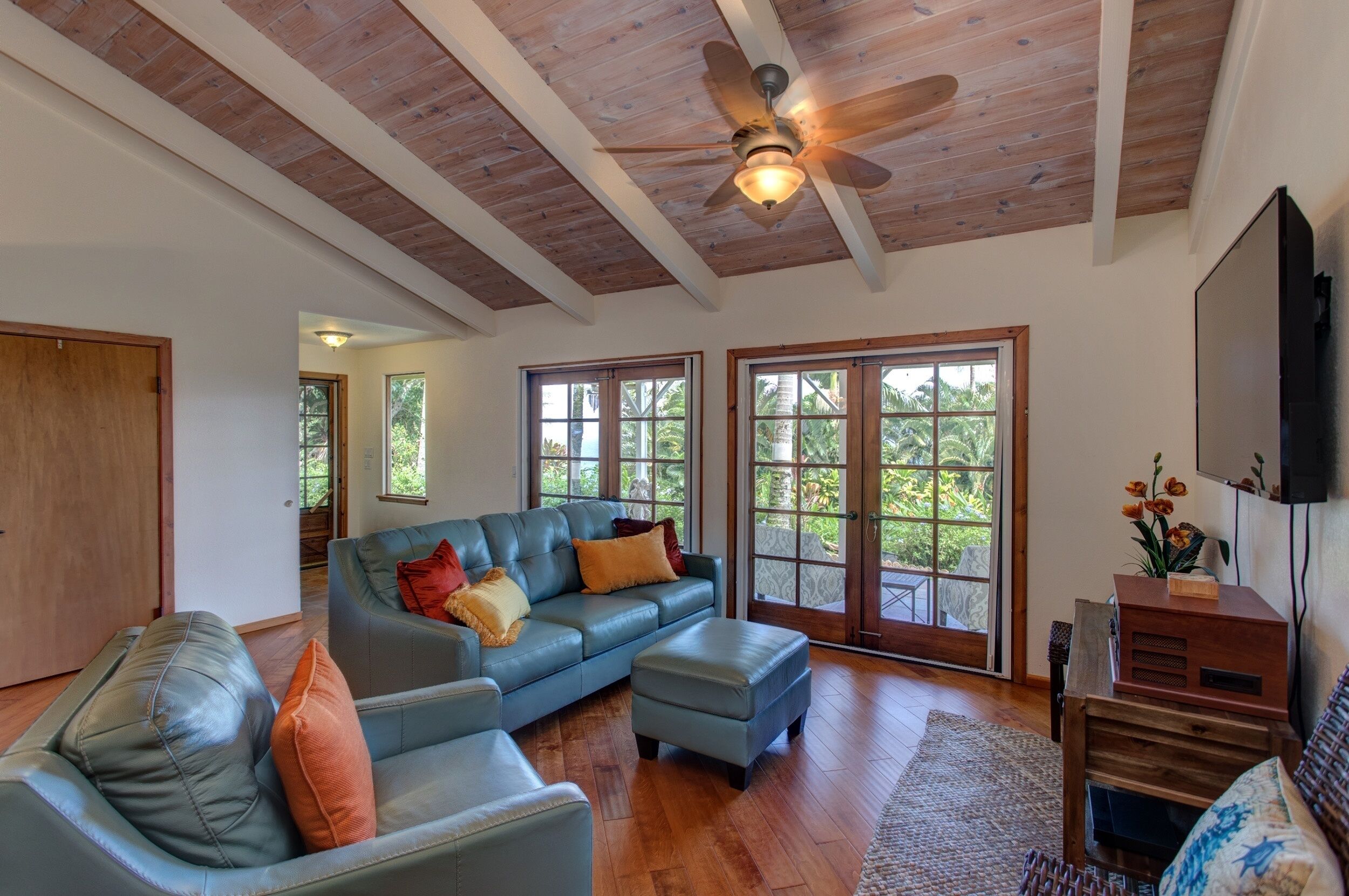 House, 3 Bedrooms | Living room | Smart TV