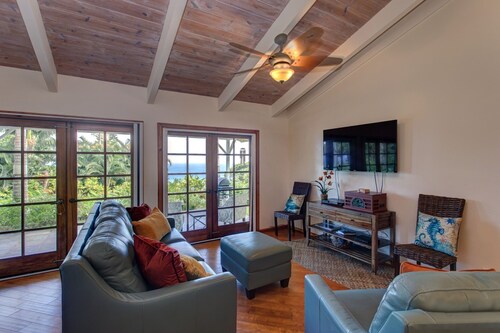 Hamakua Pukana La Hale 3 Bedroom Home by RedAwning