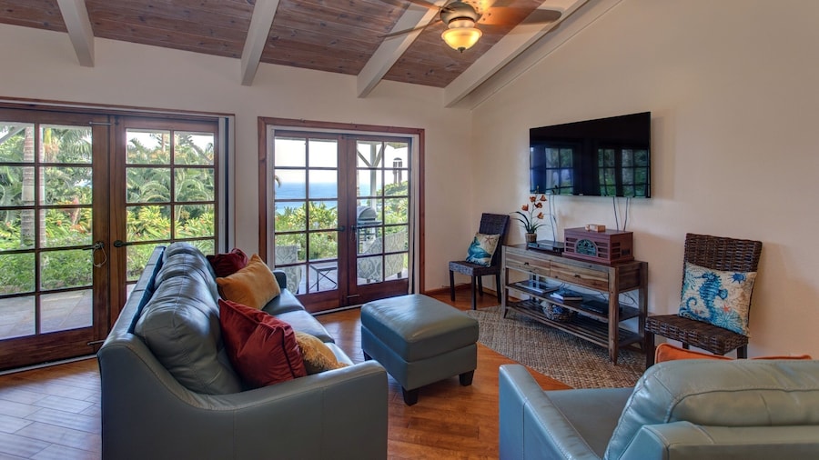 Hamakua Pukana La Hale 3 Bedroom Home by RedAwning