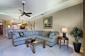Condo, 2 habitaciones | Sala de estar | Smart TV 