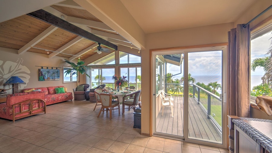 Hale Hamakua 3 Bedroom Home by RedAwning