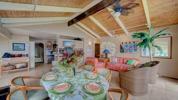 House, 4 Bedrooms | Private kitchen | Fridge, oven, coffee/tea maker, toaster