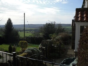 Cottage | Balcony - Cottage Sleeps3-fireplace-balcony-garden-mountain (York)