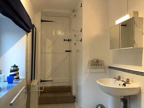 Cottage | Bathroom | Combined shower/bathtub, deep-soaking bathtub, hair dryer, towels - Cottage Sleeps3-fireplace-balcony-garden-mountain (York)