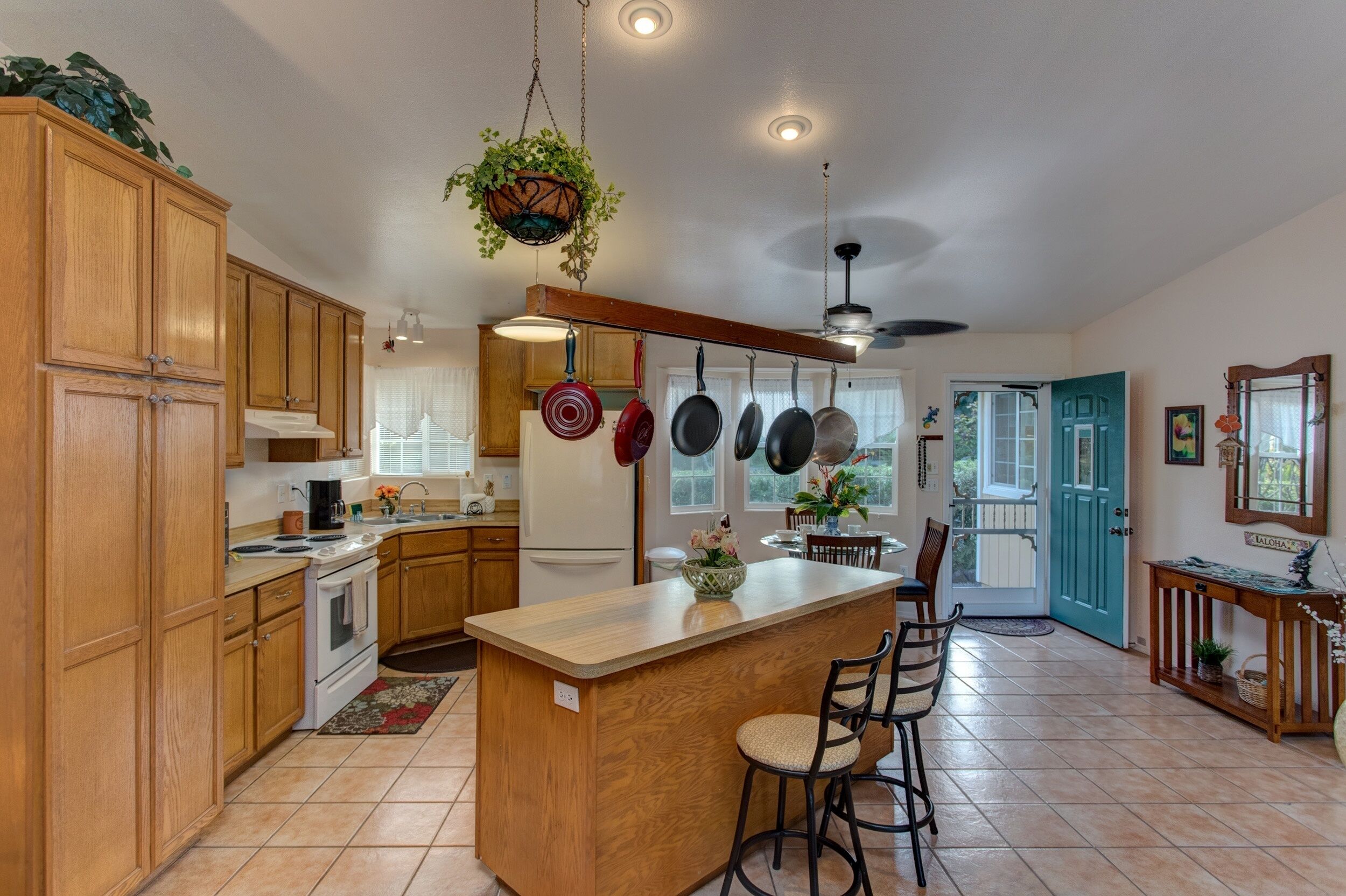 House, 3 Bedrooms | Private kitchen | Fridge, microwave, oven, coffee/tea maker