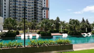 Una piscina al aire libre, una piscina climatizada