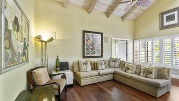 House, 4 Bedrooms | Living area | Smart TV