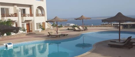 Piscine intérieure, piscine extérieure