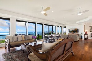 Casa, 4 habitaciones | Área de sala de estar | Smart TV, chimenea y servicios de streaming 