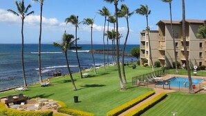A resort with a pool, palm trees, and ocean views. - Maalaea Kai 316 1 Bedroom Condo by RedAwning (Wailuku)