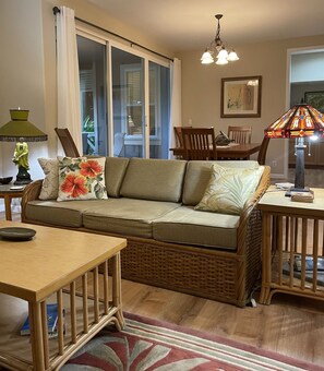 Condo, 2 habitaciones | Área de sala de estar | Smart TV y servicios de streaming 