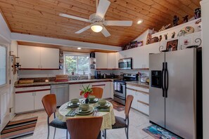 Nhà, 1 phòng ngủ | Bếp riêng | Tủ lạnh, lò nướng, dụng cụ pha cà phê/trà, lò nướng bánh mì 