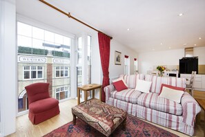 Apartment (1 Bedroom) | Living room - Up-market one Bedroom Apartment Just Minutes From the River Thames. Broughton rd (London)