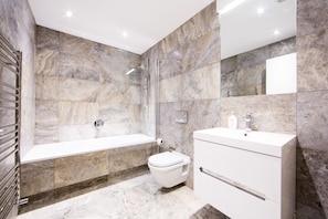 Apartment (1 Bedroom) | Bathroom | Towels