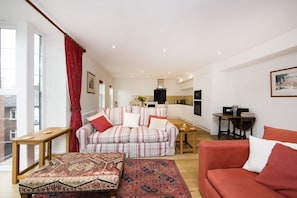 Apartment (1 Bedroom) | Living room | TV
