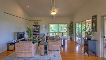 Casa, 3 habitaciones | Sala de estar | Smart TV de 30 pulgadas con canales por cable y televisión