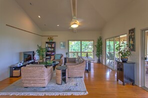 独立别墅, 3 间卧室 | 客厅 | 30-英寸智能电  视（配备有线频道）、电视、流媒体服务