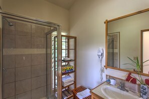 Casa, 3 habitaciones | Baño | Toallas y shampoo