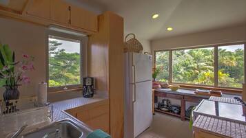 House, 3 Bedrooms | Private kitchen | Fridge, microwave, oven, coffee/tea maker