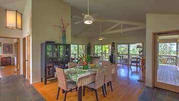 House, 3 Bedrooms | Dapur peribadi | Peti sejuk, ketuhar gelombang mikro, ketuhar, pembancuh kopi/teh