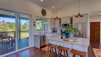 House, 3 Bedrooms | Private kitchen | Fridge, oven, coffee/tea maker, toaster