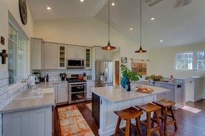 Casa, 3 habitaciones | Cocina privada | Refrigerador, horno, cafetera y tetera y tostadora