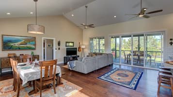 House, 3 Bedrooms | Living room | 30-inch TV with cable/satellite TV channels