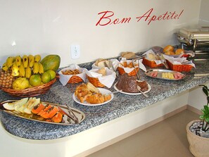 Café da manhã com buffet grátis todos os dias