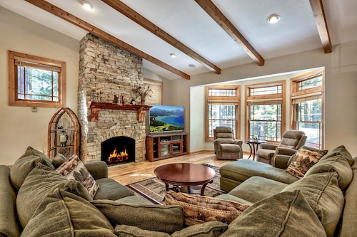 Blackfoot Luxury Retreat - Hot Tub, Pool Table, 5BD/4BA, Pets, Deck