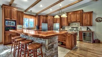 Køleskab, mikrobølgeovn, ovn, kogeplade