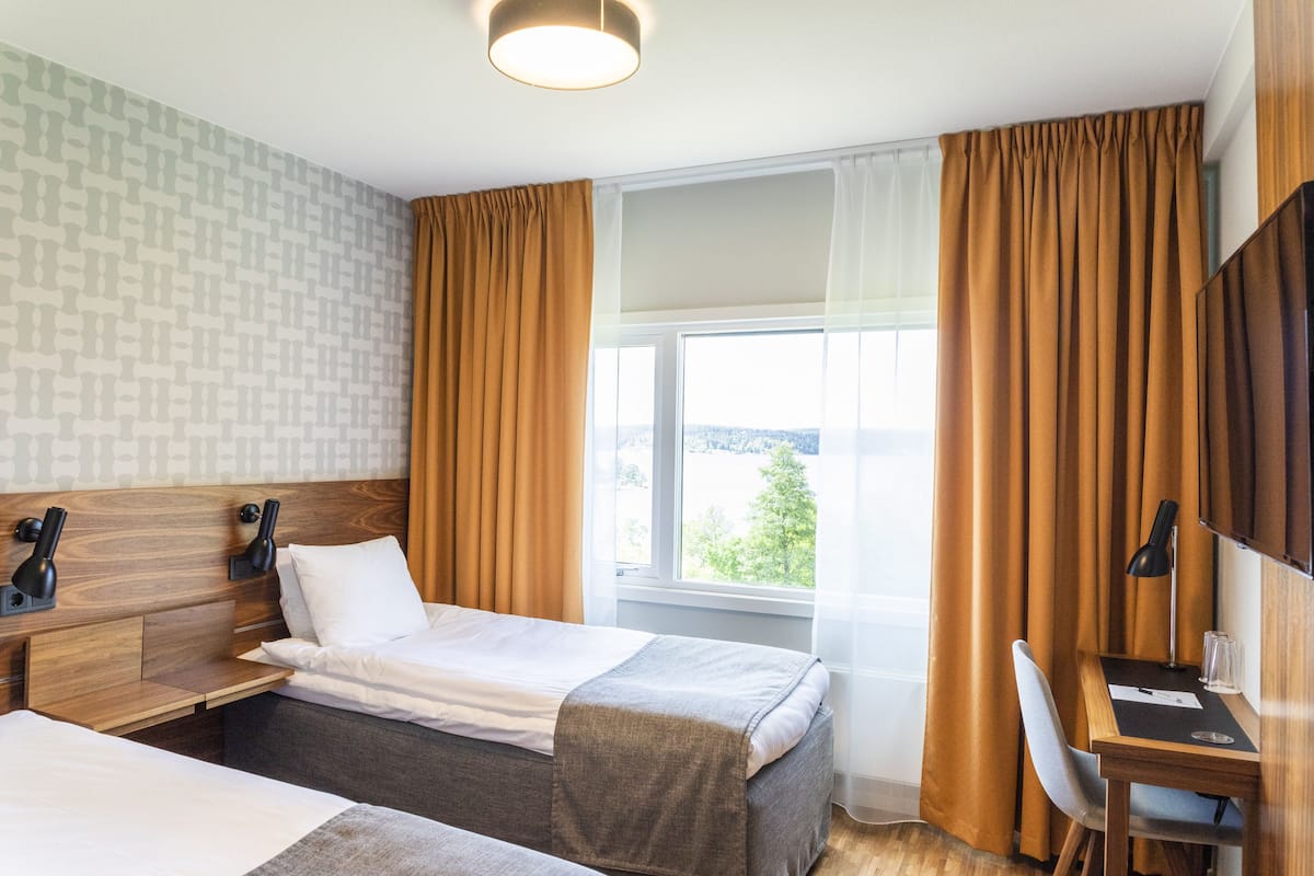 business double room | 1 bedroom, in-room safe, desk, blackout curtains