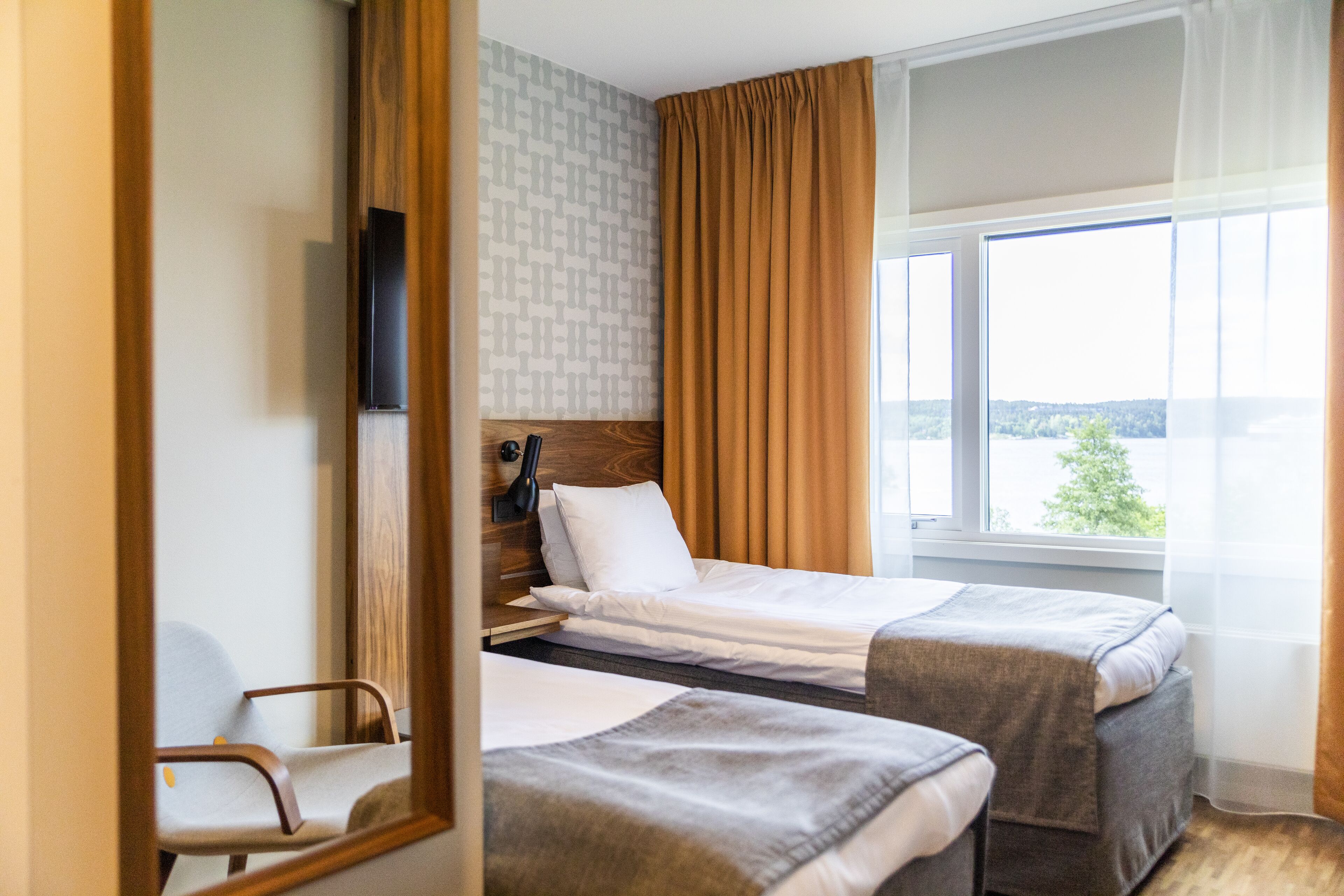 business double room | 1 bedroom, in-room safe, desk, blackout curtains